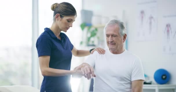 Gezondheidszorg Vrouwelijke Fysiotherapeut Het Werken Met Oudere Mannelijke Patiënt Arts — Stockvideo
