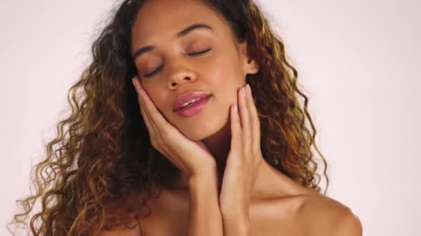 Belleza Manos Tocan Cara Mujer Estudio Con Sonrisa Felicidad Confianza — Vídeos de Stock