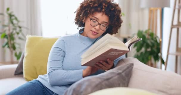 Relájese Libro Lectura Femenina Sofá Para Conocimiento Sala Estar Apartamento — Vídeo de stock