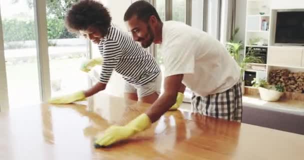 Pulizia Domestica Detergente Coppia Puliscono Insieme Tavolo Ridendo Divertendosi Casa — Video Stock