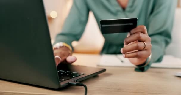 Laptop Cartão Crédito Mãos Mulher Para Compras Line Negócios Transação — Vídeo de Stock