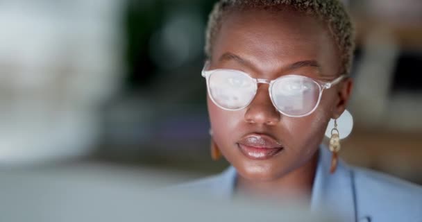 Gesicht Schwarze Frau Und Brille Spiegeln Sich Computer Nachtgeschäft Bei — Stockvideo