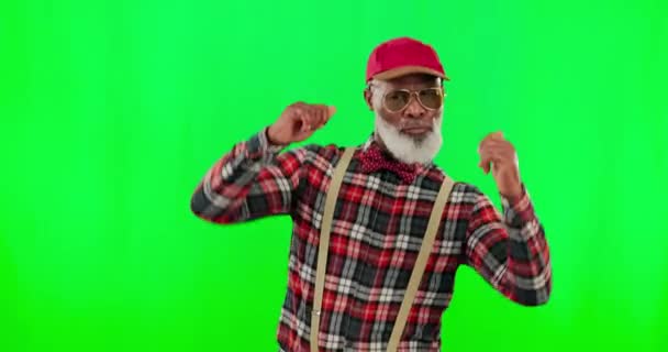 ダンス スタジオでの緑の画面の背景にファンキーなシニア黒人男性がリズムに移動して楽しんでいます パーティー ファッション ファンキーで幸せな高齢者の男ダンスオンChromakey Mokupのために自由 — ストック動画