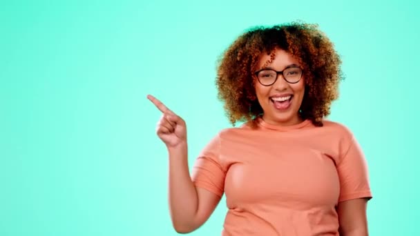 Černá Žena Ukazující Studio Maketa Prostor Úsměvem Vzrušený Obličej Komické — Stock video