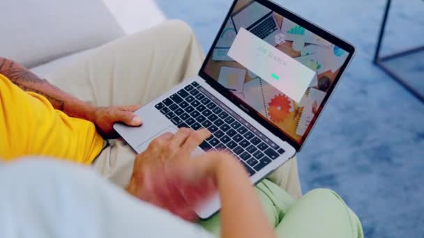 Pesquisa Emprego Mãos Laptop Sofá Sala Estar Fazendo Busca Web — Vídeo de Stock