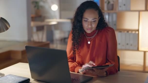 Laptop Burnout Und Geschäftsfrau Gähnen Nachts Büro Zum Tippen Suchen — Stockvideo