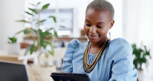 平板电脑和在办公室工作的黑人妇女的业务 以建立关系网 联系和社交媒体 规划和浏览 与员工在线滚动 为网站专家和技术 — 图库视频影像