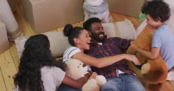 Brincalhão Feliz Brigar Com Família Sala Estar Para Afetuoso Vínculo — Vídeo de Stock