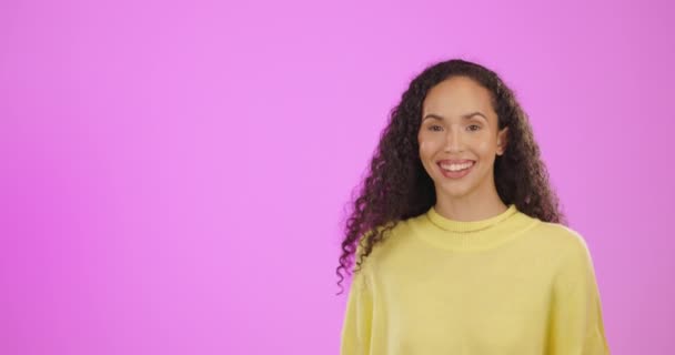 Stüdyoda Pembe Bir Arka Planda Izole Edilmiş Bir Kadını Gösteren — Stok video