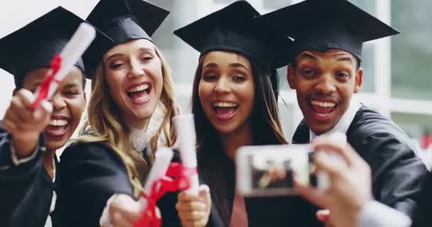 성취를 친구들의 흥분된 학생들은 졸업장 인증서를 사진을 찍는다 — 비디오