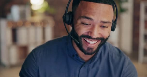 Crm Відео Або Щасливий Чорний Чоловік Кол Центрі Пояснює Допомагає — стокове відео