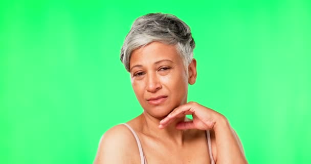 高级护肤 面部和女性在工作室的绿色屏幕上被隔离在背景模型中 老年肖像画 自然美和具有化妆 化妆品或面部治疗的女模 用于抗衰老 — 图库视频影像