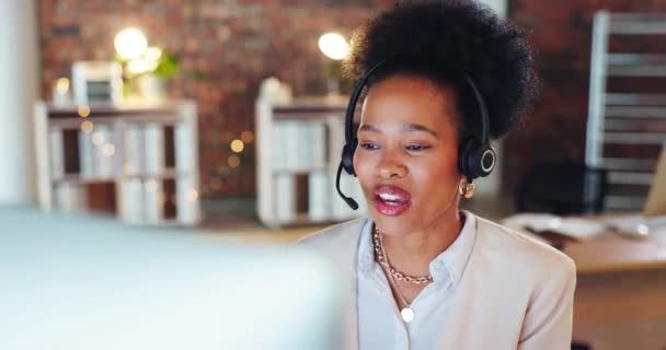 黒人女性 コールセンター Crm カスタマーサポート テレマーケティングナイトシフトでクライアントと話をします コミュニケーション ヘッドセット 女性コンサルタントの仕事は遅く コンピュータのヘルプデスクとお問い合わせ — ストック動画