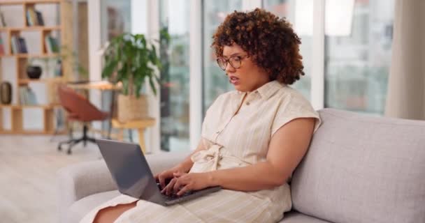 女人与笔记本电脑在沙发上与故障 技术错误和404错误在线 远程工作和女工在家里的电脑上工作烦躁 生气和紧张 — 图库视频影像