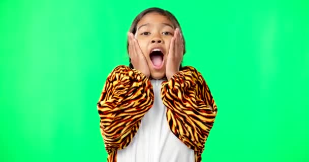 Dziecko Dziewczyna Szok Twarzy Zielony Ekran Studio Piżamy Tygrysa Kostium — Wideo stockowe