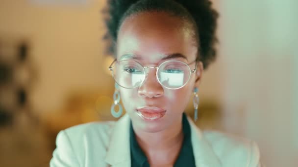 Visage Réfléchi Femme Noire Lunettes Sur Ordinateur Nuit Pour Planification — Video