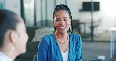 Toplantı, takım çalışması ve iş dünyasından siyahi kadınlar planlama, grup projesi ve işbirliği tartışmalarına gülüyorlar. Çeşitlilik, iletişim ve ofiste konuşan, konuşan ve sohbet eden mutlu insanlar..