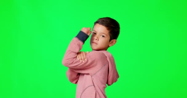 Silny Twarz Dziecko Studiu Zielonym Ekranem Napinającym Mięśnie Ramion Treningu — Wideo stockowe