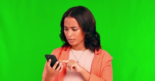 Tela Verde Mulher Zangada Jovem Telefonema Scam Aplicativo Alerta Chateado — Vídeo de Stock