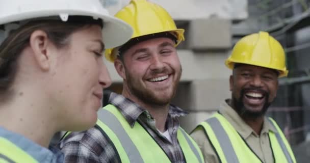 Colaboración Construcción Equipo Ingeniería Que Ríen Juntos Mientras Trabajan Proyecto — Vídeos de Stock