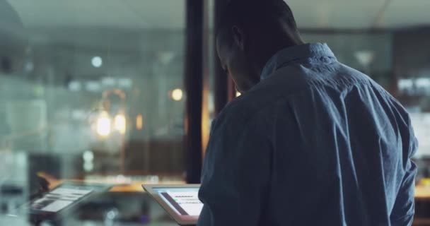 Μαύρος Άνθρωπος Tablet Και Εργάζονται Στην Αναζήτηση Ιστοσελίδα Στο Γραφείο — Αρχείο Βίντεο