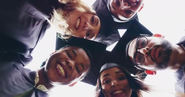 Graduación Círculo Amigos Estudiantes Desde Ángulo Bajo Para Celebración Diversión — Vídeos de Stock