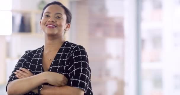 Милая Счастливая Женщина Скрещенные Руки Офисе Профессиональном Бизнесе Пространстве Компании — стоковое видео