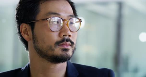 韓国人 ビジネスマンは眼鏡と彼の職場で近代的なオフィスで考えています 企業や起業家 プロやアイデアを見つめ眼鏡を誇りと深刻な男性の人 — ストック動画
