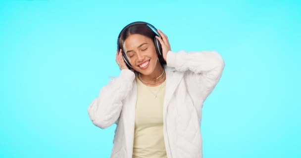 Radyo Gülümseme Kulaklıklı Kadın Dans Müzik Mavi Bir Stüdyonun Arka — Stok video