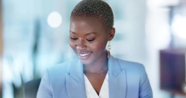 Geschäftsleute Schwarze Frauen Und Lachende Gesichter Für Telefonate Laptop Technik — Stockvideo