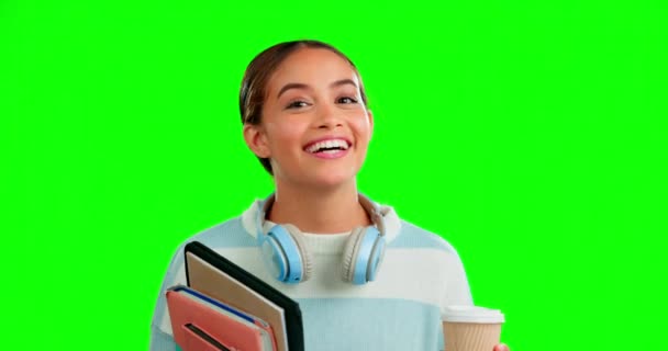 教育のためのスタジオで緑の画面の背景に女性と本 コーヒーやヘッドフォン ポートレート 奨学金ともに魅力的な若い女性気持ち幸せな上のChromakey Mokup — ストック動画