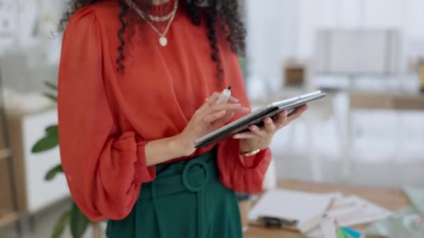 Planlama Dijital Tablet Programlı Ajandalı Yapışkan Notlarla Yönetilen Kadını Düşünme — Stok video