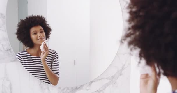Espejo Cuidado Piel Mujer Negra Con Toallita Húmeda Baño Para — Vídeo de stock