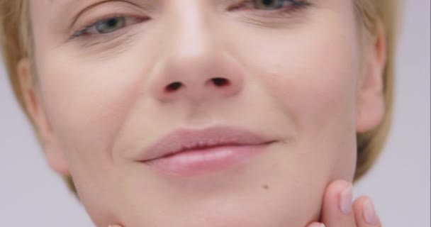 Kobieta Dotyk Twarzy Piękno Narty Zbliżenie Antiaging Zabiegu Kosmetycznego Czystej — Wideo stockowe