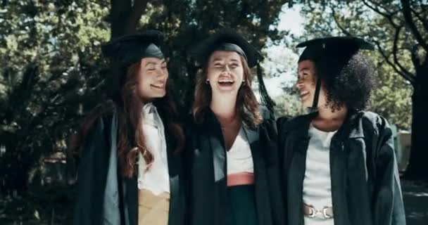 Univerzita Studenti Čelit Usmívat Promoci Obřad Venkovní Pro Úspěch Portrét — Stock video
