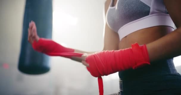 Γυμναστήριο Πυγμαχία Κορίτσι Τυλίγοντας Χέρια Πολεμικές Τέχνες Στο Γυμναστήριο Ισχυρή — Αρχείο Βίντεο