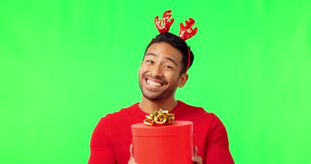 Regalo Navidad Hombre Retrato Pantalla Verde Con Regalo Fiesta Felicidad — Vídeo de stock
