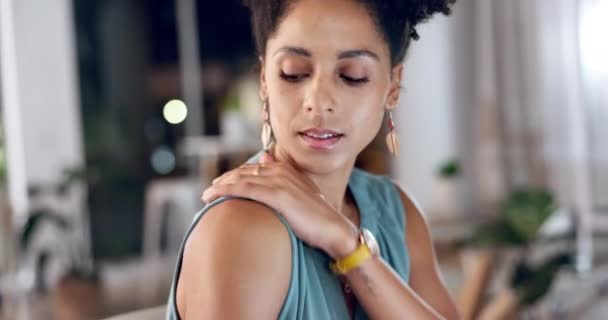 Üzlet Éjszaka Vállfájdalommal Stresszel Túlterheltséggel Munkahelyen Izomfeszüléssel Feszültséggel Női Alkalmazott — Stock videók