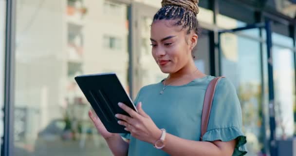 Tablet Mutlu Şehirli Kadın Parşömen Ağı Uygulama Veya Internet Üzerinden — Stok video