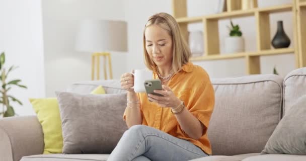 Kaffee Telefon Und Frau Entspannen Sich Auf Einem Sofa Mit — Stockvideo