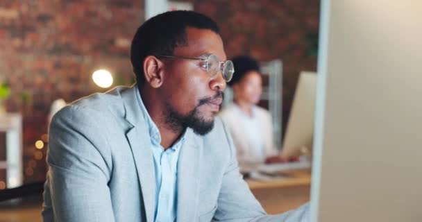 Başlangıç Başarı Ofiste Siyah Adam Veri Analizi Web Sitesi Bilgi — Stok video