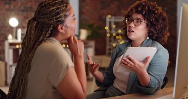 Tablet Besprechung Und Zusammenarbeit Mit Einem Business Frauenteam Büro Nachts — Stockvideo
