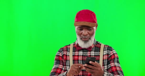 Cep Telefonu Şok Erkek Stüdyoda Yeşil Ekranlı Yüzünde Akıl Almaz — Stok video