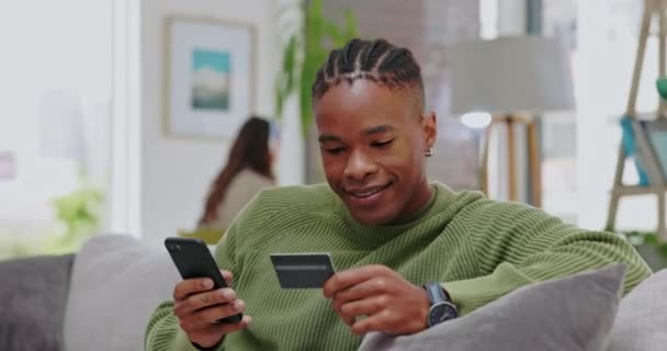 Credit Card Telefoon Betaling Man Een Thuisbank Een Woonkamer Een — Stockvideo