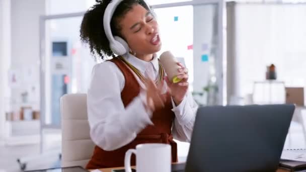 긴장풀고 사업하는 사무실에서 헤드폰을 노래를 부르고 소리를 노래를 듣는다 디자이너 — 비디오