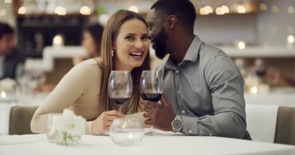夜のディナーで結婚記念日を祝うためにレストランで話して ささやきや幸せな異人種間のカップル チャット ロマンチックな黒人男性または女性罰金食事上のワインの日付のボンディング上のバレンタインデー — ストック動画