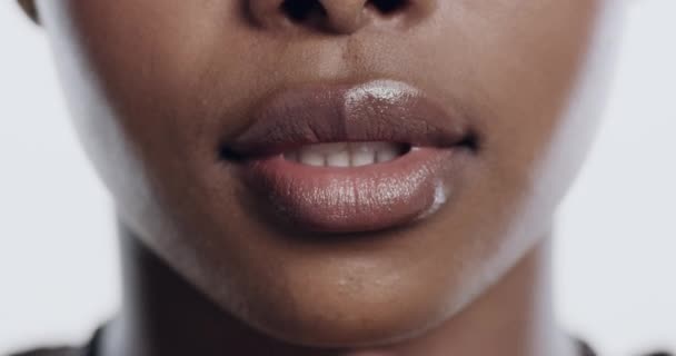 Los Labios Dedo Secreto Macro Con Mujer Belleza Los Cosméticos — Vídeo de stock