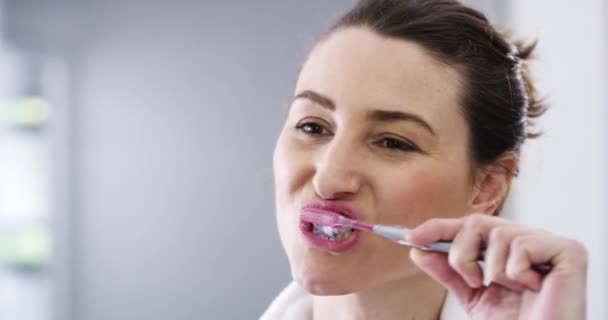 歯ブラシで顔や歯をブラッシング 自宅のバスルームで朝のルーチンと歯科と口腔衛生 女性は口を掃除し 新鮮な息と歯磨き粉とモックアップスペースで身づくろい — ストック動画