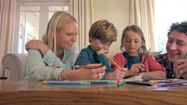 Gemeinsamer Familienspaß Videoaufnahmen Einer Vierköpfigen Familie Die Sich Auf Ihrem — Stockvideo