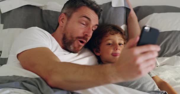Сумасшедший Селфи Отец Ребенком Постели Счастливы Связаны Обнимаются Своем Доме — стоковое видео